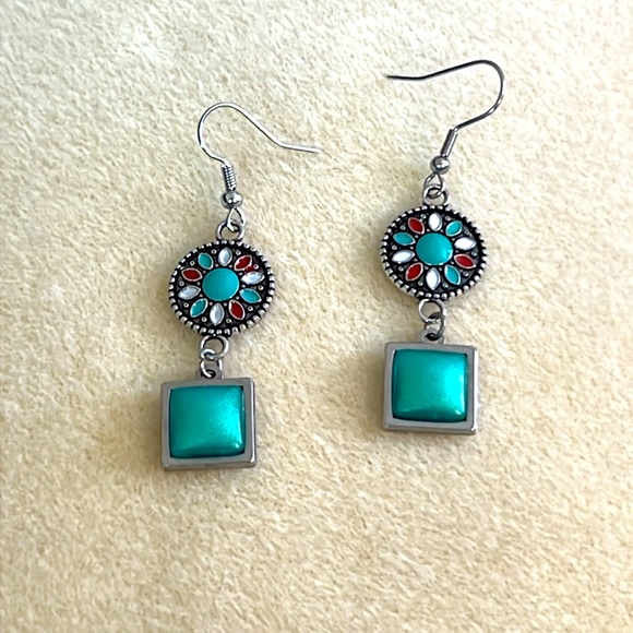 24057 Green dangle earrings - Picture 1 of 5